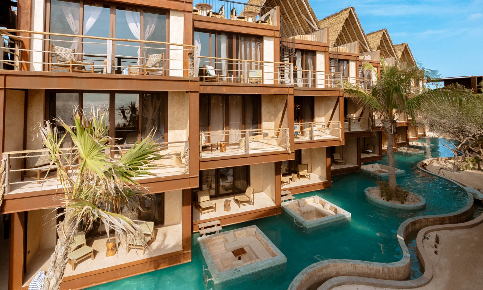 Habitaciones y piscina del hotel boutique AWA Holbox 